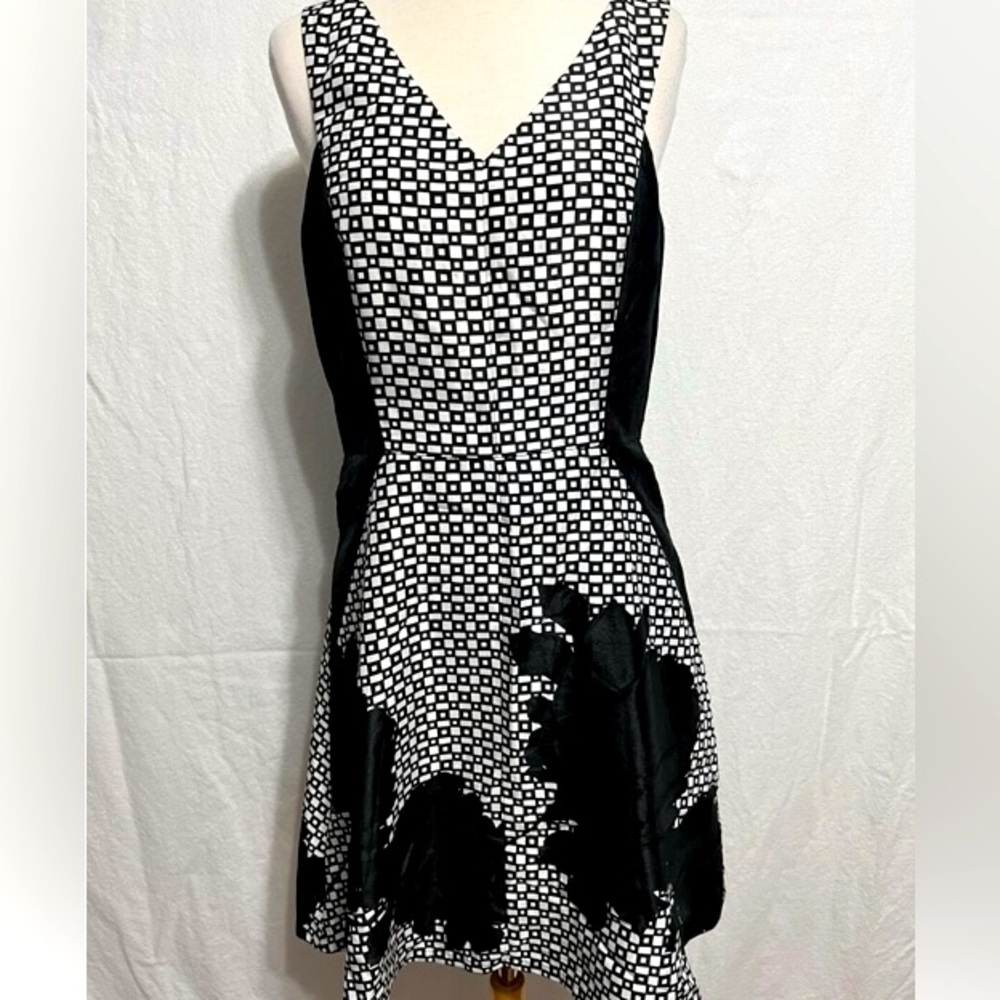 Vince Camuto Sleeveless V-Neck Fit & Flare Swing Dress Black & White Size 4